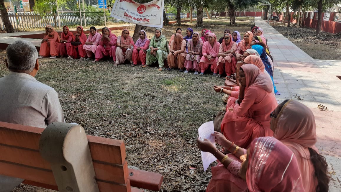 Jind news: Anganwadi workers created ruckus, gathered outside the Mini Secretariat