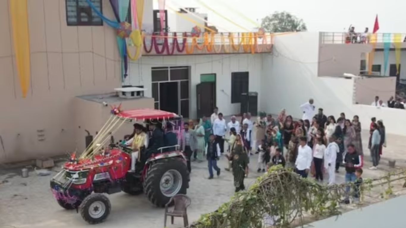 Influenced by the farmers' movement, the groom arrived with the wedding procession on a tractor