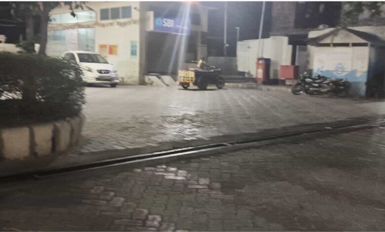 Jind News: Employees are not available at petrol pumps at night to fill air.